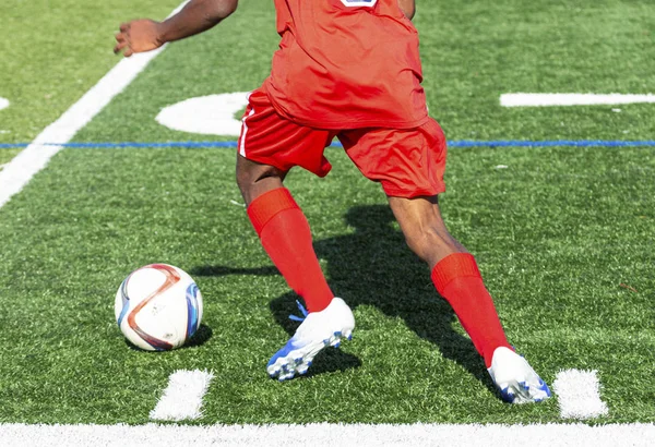 Jogador de futebol que controla a bola — Fotografia de Stock