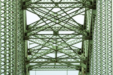 Yoldan köprüye bakıyorum.