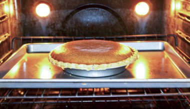 Fırında pişen bir balkabağı turtası