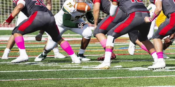 O futebol está no ar em direção ao quarterback do s — Fotografia de Stock