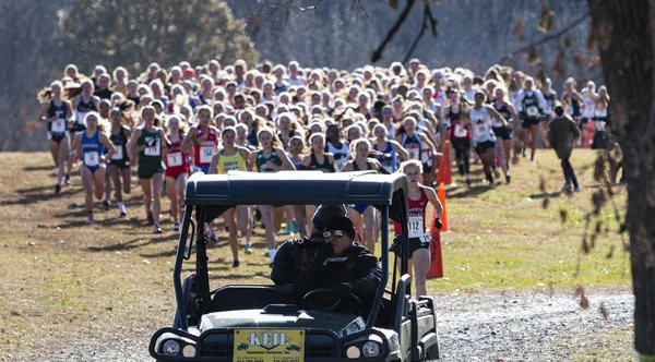 Golfkar leidt middelbare school meisjes cross country race — Stockfoto