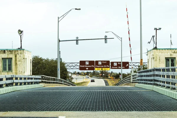 Kör på toppen av Captree dra bron går mot stränderna — Stockfoto