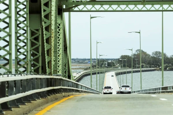 Kör ner Great South Bay Bridge på väg till Fire Islan — Stockfoto