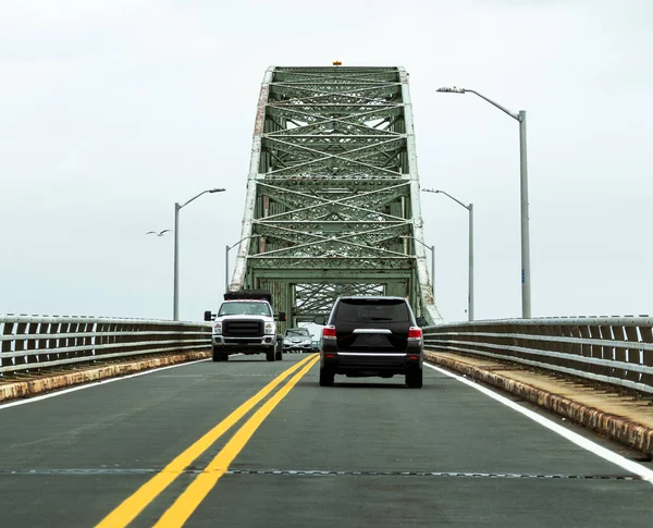 Kör upp Robert Moses Bridge med bilar i båda körfälten — Stockfoto