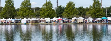 Babil Köyü B 'de Argyle Gölü' nün karşısına çadırlar kuruldu.