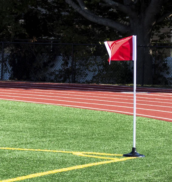 A piros zászló egy focipálya sarkát jelöli — Stock Fotó