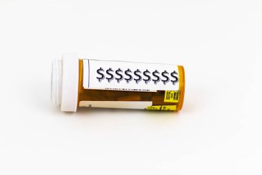 Reçeteli ilaç kutusunda beyaz bir sırt deliğiyle dolar işaretleri var.