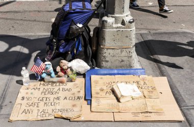 New York City, New York, Usa - 15 Ağustos 2018: New York 'ta sokakta evsiz insanların karton tabelaları ve eşyaları.