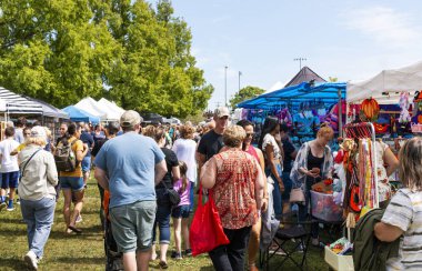 Babil, New York, Usa - 8 Eylül 2019: İnsanlar geleneksel Babil Güzellik Topluluğu Fuarı sırasında Argyle Gölü 'nde güneşli bir günün tadını çıkarıyorlar.
