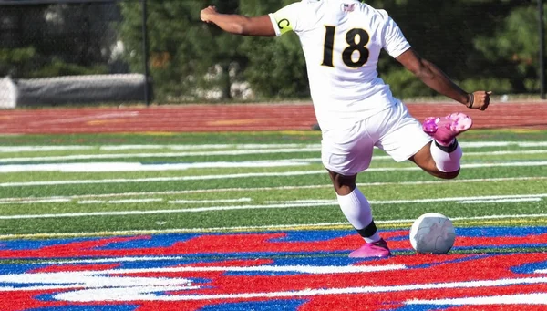 Footballeur Lycée Prépare Donner Coup Pied Ballon Avec Des Crampons — Photo