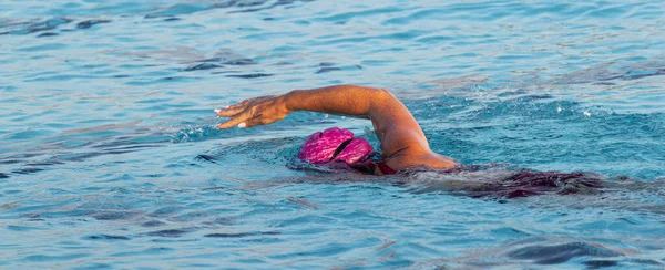 Vista Horizontal Uma Nadadora Feminina Nadando Com Golpe Estilo Livre — Fotografia de Stock