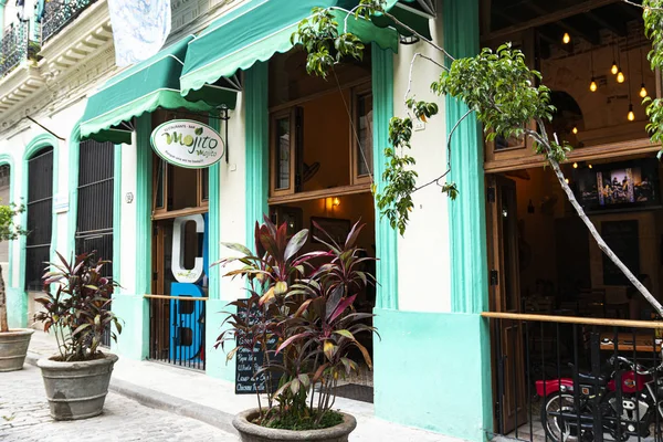 Havana, Küba - 25 Temmuz 2018: Havana Küba 'da Mojito Mojito restoranı açık kapı ve pencerelerle müşterileri yemeğe davet ediyor.