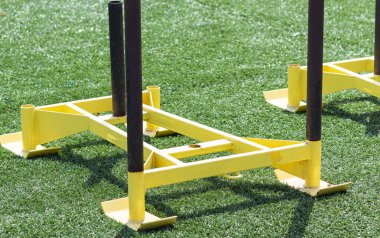 Sarı itme kızakları yeşil bir çim sahasında güç çalışması için ayarlandı..