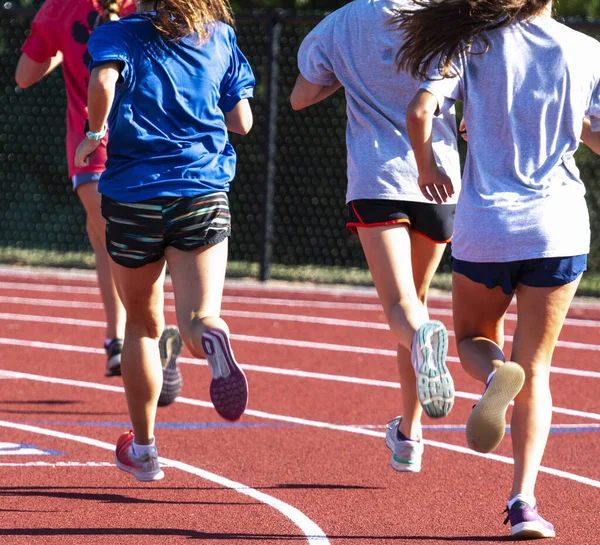 Achteraanzicht Van Een Groep Middelbare School Track Girls Die Samen — Stockfoto