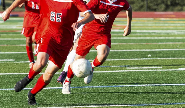 Drie Middelbare School Mannelijke Voetballers Dragen Rode Uniformen Die Bal — Stockfoto
