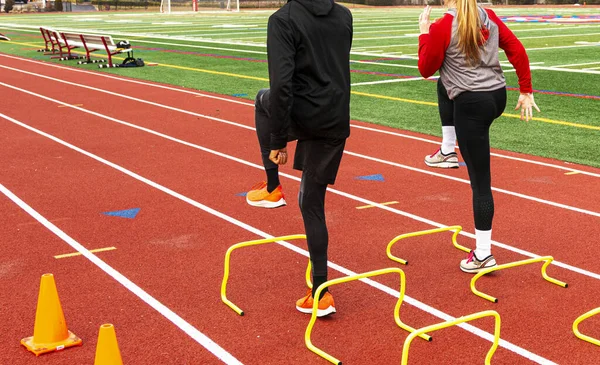 Bakre Vinklad Två High School Sprinter Löpare Sprint Techique Position — Stockfoto