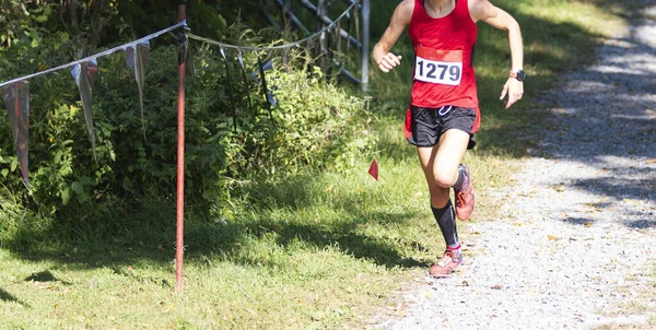 Una Chica Secundaria Está Primer Lugar Corriendo Descenso Final Bowdoin — Foto de Stock