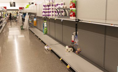 Batı Islip, New York, ABD - 16 Mart 2020: Corona virüsü salgını sırasında tuvalet kağıdı ve kağıt havlu taşıyan insanlar yüzünden bir market rafları neredeyse boş.