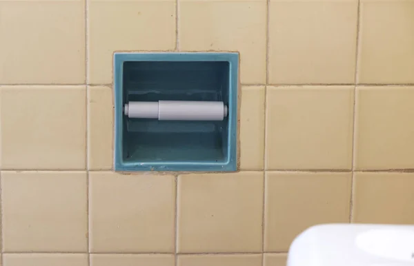 Mieszkaniowy Uchwyt Papier Toaletowy Łazienki Jest Pusty Powodu Stwardnienia Przez — Zdjęcie stockowe