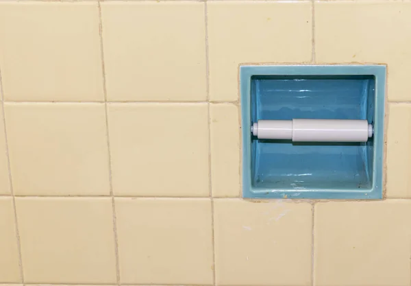 Una Pared Baño Azulejos Con Soporte Papel Higiénico Vacío Debido — Foto de Stock