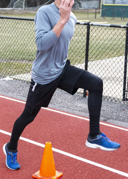 High School Sprinter Kör Över Orange Kon Clearing För Att — Stockfoto