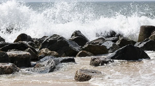 Ondas Oceânicas Atlânticas Cair Sobre Rochas Que Fazem Parte Cais — Fotografia de Stock