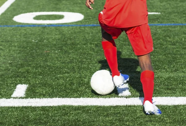 High School Fußballer Roter Uniform Kontrolliert Den Ball Während Eines — Stockfoto