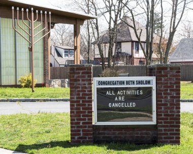 Babil, New York, ABD - 1 Nisan 2020: Bir sinagogun dışını imzalayın ve cemaatlerine koronavirüs COVID-19 salgını nedeniyle tüm faaliyetlerin iptal edildiğini bildirin.