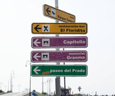 Havana, Küba - 25 Temmuz 2018: Oklu sokak işaretleri restoranlara, başkente, otellere ve Havana Küba 'da daha fazlasına nasıl gidileceğini gösteriyor.