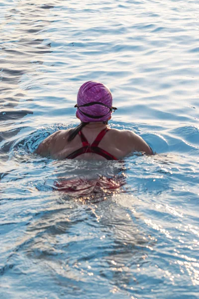 Vista Traseira Uma Mulher Nadando Uma Piscina Exterior Usando Uma — Fotografia de Stock