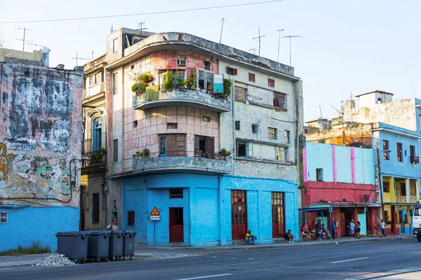 Havana Cuba Juli 2018 Cubaanse Mensen Hangen Schaduw Voor Hun — Stockfoto
