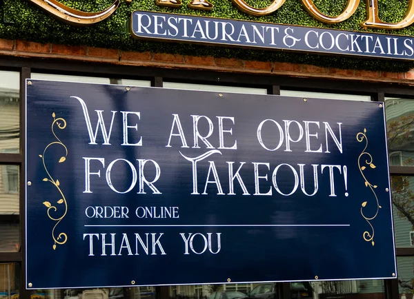 Velký Modrý Nápis Okně Restaurace Čte Jsme Otevřeni Pro Objednávku — Stock fotografie