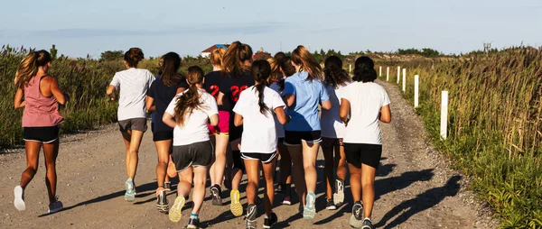 Vista Traseira Treinador Cross Country Ensino Médio Seus Atletas Correndo — Fotografia de Stock