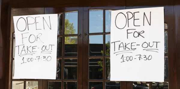 Ресторан Имеет Две Рукописные Вывески Вывешенные Окне Сообщающие Населению Открыты — стоковое фото