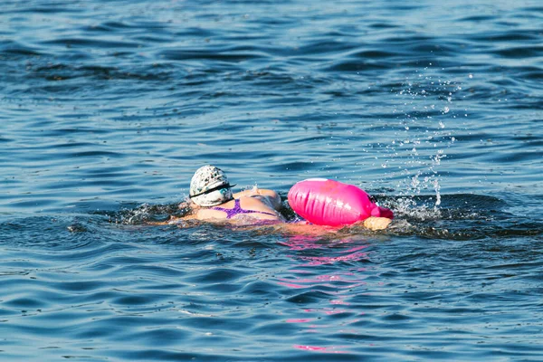 Ženy Trénující Triatlon Plavou Modré Vodě Růžovým Vztlakovým Zařízením Přivázaným — Stock fotografie