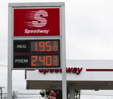 Bay Shore, New York, ABD - 18 Nisan 2020: ABD 'de litresi iki dolardan az olan normal Gus' ı gösteren bir yarış pisti tabelası.