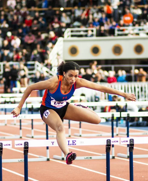 2019年1月12日 アメリカコネチカット州ニューヘイブン 女子高校生が屋内トラックミーティングでレースをしている — ストック写真