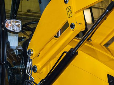 Yükleyici kaldırma mekanizması