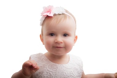 Beyaz bir arka planda küçük bir çocuk