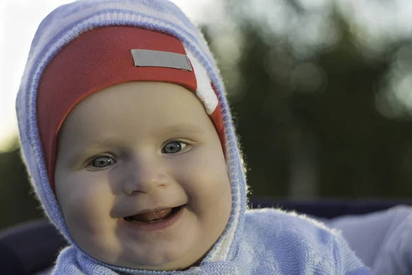 Bambino che ride mentre cammina nel parco — Foto Stock