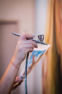 Sanatçı duvara çizer