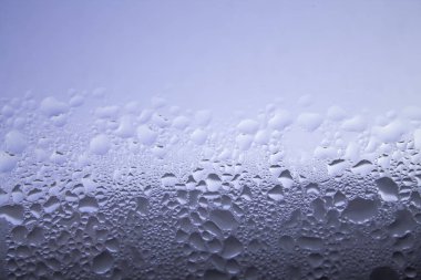 Su bardağa düşer.