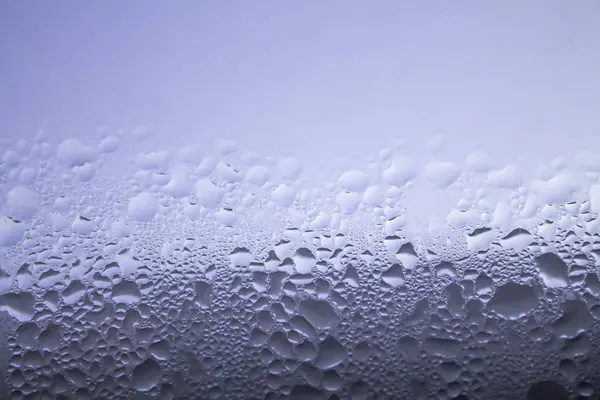 Su bardağa düşer.