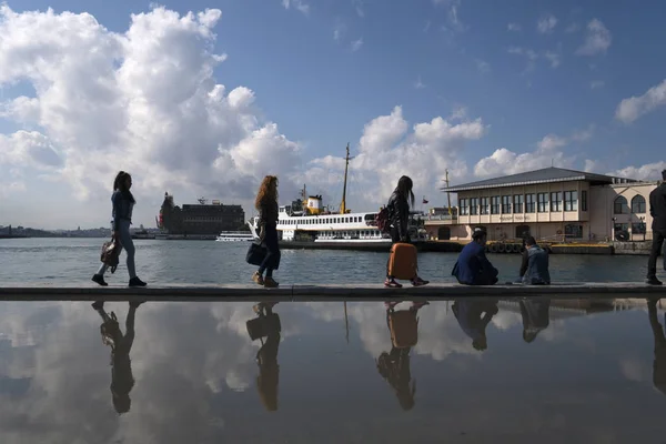 Istanbul Kadıköy, bavul ile genç gezginler