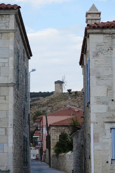 Izmir, Foça eski bir yel değirmeni ile tarihi ve geleneksel taş ev 