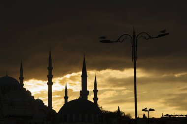 Istanbul, Eminönü, gün batımında camilerin siluetleri.