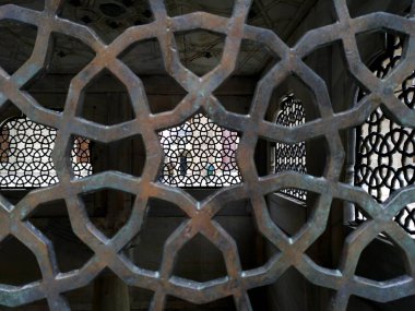 Antika el yapımı demir iskelet İstanbul Süleymaniye Cami avlusu içinde ünlü mezarına ait olduğu.
