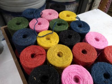 Bir kutu içinde renkli yuvarlak biriktiricileri vardır.