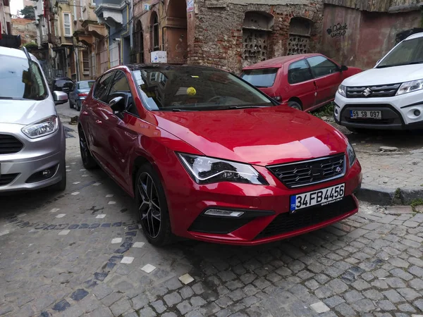 Istanbul, Türkiye - 22 Şubat 2018: Kırmızı Seat Leon Fr Facelift Street Istanbul Balat bölgesinde Street. Suzuki Vitara ve arka plan, geleneksel Türk evleri gibi diğer arabalar da vardır.