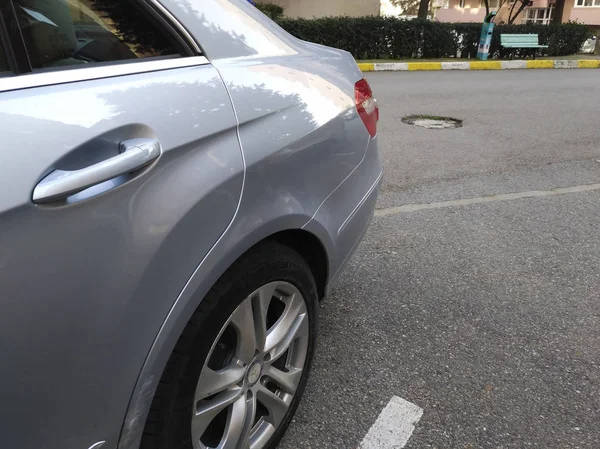 Istanbul, Türkiye - 18 Şubat 2018: çizikler sol lastik tarafında kapı, arka kapı ve Istanbul.There Street park edilmiş bir Mercedes-Benz E250 detayını lastik vardır.